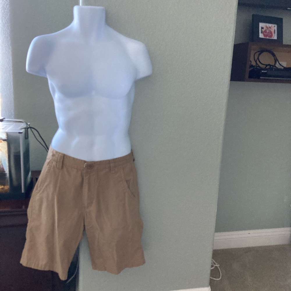 Men’s khaki shorts